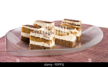 Mini tiramisu Kuchen auf einer Glasplatte Stockfoto