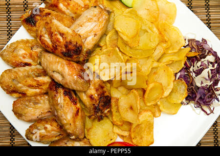 Gegrillte Chicken Wings mit Salat und Pommes frites Stockfoto