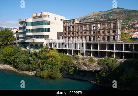 Die Ruinen des Hotel Neretva, der den Spitznamen "Tito's Palace', in Mostar, Bosnien und Herzegowina. Stockfoto