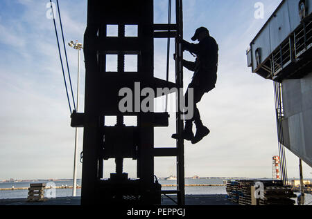 160126-N-EH 855-076 NORFOLK (Jan. 26, 2016) - der bootsmann Mate Seemann Jake Lande, aus Ontario, Oregon, steigt herab eine gleitende padeye im Hangar Bucht von dem Flugzeugträger USS George Washington (CVN 73). Washington ist in Norfolk homeported nach sieben Jahren in Yokosuka, Japan als der U.S. Navy's nur Vorwärts Dienst bereitgestellten Flugzeugträger. (U.S. Marine Foto von Mass Communication Specialist 3. Klasse Bryan Mai/Freigegeben) Stockfoto