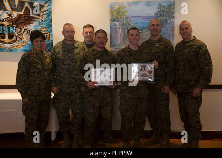 Navy Unteroffiziere 1. Klasse Joel Grepo, Mitte links, und 3.Klasse Russell Daniels, Mitte rechts, posieren mit Marinesoldaten und Matrosen nach Erhalt der III Marine Expeditionary Force Segler des Jahres Award, Jan. 29, 2016. Beide sind aus San Diego, Kalifornien, und Hospital corpsmen. Grepo ist mit 3. Medizinischen Bataillon, 3. Marine Logistics Group, III MEF und Daniels ist mit 3 zahnmedizinische Bataillon, 3. MLG, III MEF. (U.S. Marine Corps Foto von Cpl. Abtei Perria/Freigegeben) Stockfoto