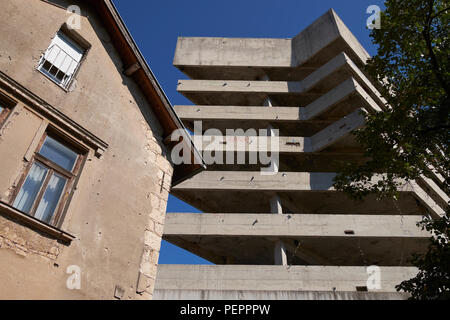 Ein Granatsplitter beschädigt Haus in der Nähe der 'Sniper Turm' (ehemals Ljubljanska Bank) in Mostar, Bosnien und Herzegowina. Stockfoto