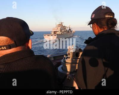 160128-N-XO000-009 Mittelmeer (28. Januar 2016) Kommandierender Offizier der USS Carney (DDG-64), CMdR K. S. Pickard und Fähnrich Yvonne Payne, aus Los Angeles, beobachten die deutsche Öler FGS Bonn (AFSH-1413) während eine improvisierte Weitergabe Übung 28. Januar 2016. Carney, ein Zerstörer der Arleigh-Burke-Klasse geführte Flugkörper, vorwärts bereitgestellt, Rota, Spanien, ist die Durchführung einer Routine-Patrouille in den US 6. Flotte Bereich der Maßnahmen zur Erhöhung der Sicherheit der Vereinigten Staaten in Europa interessiert. (Foto: U.S. Navy Mass Communication Specialist 1. Klasse Theron J. Godbold/freigegeben) Stockfoto