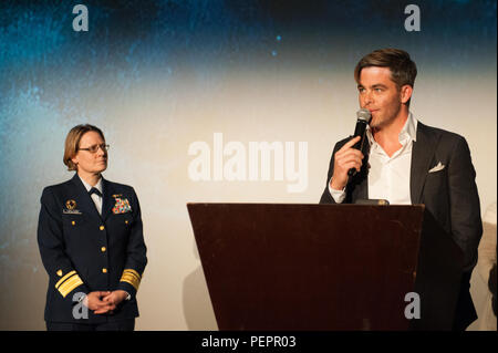 Hintere Adm. Linda Fagan, der Kommandant der Ersten Küstenwache Bezirk, verbindet Schauspieler Chris Pine Front Stage an der Boston Premiere des Films "Die schönsten Stunden,' Donnerstag, Januar 28, 2016. Der Film erzählt die wahre Geschichte eines legendären Küste 1952 Guard rescue während einer Cape Cod Nor'easter. (U.S. Coast Guard Foto von Petty Officer 3. Klasse Andrew Barresi) Stockfoto