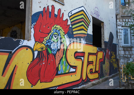 Graffiti auf der 'Sniper Turm' (ehemals Ljubljanska Bank) in Mostar, Bosnien und Herzegowina. Stockfoto