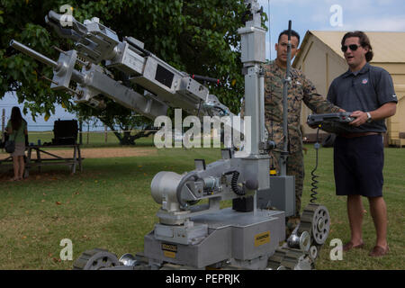 Mitchell Pinta, ein National Football League Vertreter, ist in Betrieb einer Beseitigung von Explosivstoffen Roboter durch ein Eod Marine an Bord Marine Corps Base Hawaii, Jan. 28, 2016 unterstützt. Pinta und seine Mitarbeiter dazu beigetragen, die NFL Spieler" Besuch mit den Marines auf der Basis organisieren. Die Spieler und der Staff beobachtet ein EOD-Demonstration und hatte ein Treffen mit Marines und ihren Familien. (U.S. Marine Corps Foto von Lance Cpl. Jesus Sepulveda Torres) Stockfoto