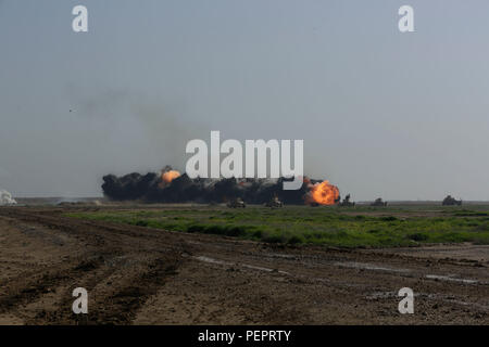 Eine M58 Mine Clearing Line (MCLC), durch irakische Soldaten schossen mit den 72 irakischen Armee Brigade, explodiert bei einem kombinierten Waffen Verletzung Training an Besmaya Bereich Komplexe, Irak, Jan. 24, 2016 MCLCs sind lange Linien der Sprengstoff, der in der Regel in ein Minenfeld befeuert werden und Detoniert ein Pfad für Truppen und Fahrzeuge zu löschen durch zu bewegen. Durch ihre Einbeziehung in die Ausbildung Szenario, die Brigade überprüft seine Fähigkeit, die Technik zu übernehmen, wie sie durch Verschieben und klare wiederholt aus dem Islamischen Staat im Irak und der Levante. Die Schulung ist Teil des Gesamt-CO Stockfoto