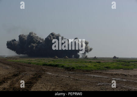 Eine M58 Mine Clearing Line (MCLC), durch irakische Soldaten schossen mit den 72 irakischen Armee Brigade, explodiert bei einem kombinierten Waffen Verletzung Training an Besmaya Bereich Komplexe, Irak, Jan. 24, 2016 MCLCs sind lange Linien der Sprengstoff, der in der Regel in ein Minenfeld befeuert werden und Detoniert ein Pfad für Truppen und Fahrzeuge zu löschen durch zu bewegen. Durch ihre Einbeziehung in die Ausbildung Szenario, die Brigade überprüft seine Fähigkeit, die Technik zu übernehmen, wie sie durch Verschieben und klare wiederholt aus dem Islamischen Staat im Irak und der Levante. Die Schulung ist Teil des Gesamt-CO Stockfoto