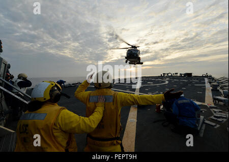 160128-N-XT273-355 Mittelmeer (28. Januar 2016) Segler führen Deck Landung Qualifikationen in Quartalen Flug an Bord der USS Ross (DDG 71) 28. Januar 2016. Ross, ein Zerstörer der Arleigh-Burke-Klasse geführte Flugkörper, vorwärts bereitgestellt, Rota, Spanien, ist die Durchführung einer Routine-Patrouille in den USA 6. Flotte Bereich der Maßnahmen zur Erhöhung der Sicherheit der Vereinigten Staaten in Europa interessiert. (Foto: U.S. Navy Mass Communication Specialist 2. Klasse Justin Stumberg/freigegeben) Stockfoto