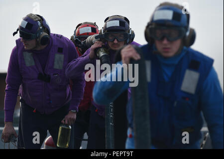 160128-N-XT273-338 Mittelmeer (28. Januar 2016) Segler führen Flug Viertel während der Landung Qualifikationen an Bord USS Ross (DDG 71) 28. Januar 2016 Deck. Ross, ein Zerstörer der Arleigh-Burke-Klasse geführte Flugkörper, vorwärts bereitgestellt, Rota, Spanien, ist die Durchführung einer Routine-Patrouille in den USA 6. Flotte Bereich der Maßnahmen zur Erhöhung der Sicherheit der Vereinigten Staaten in Europa interessiert. (Foto: U.S. Navy Mass Communication Specialist 2. Klasse Justin Stumberg/freigegeben) Stockfoto