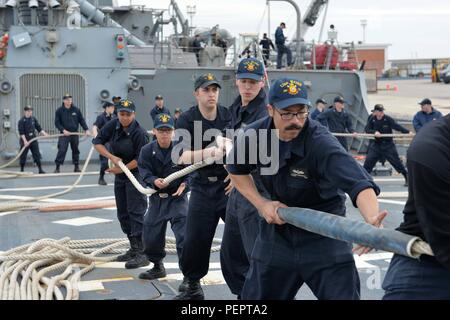 160128-N-XT 273-247 Rota, Spanien (Jan. 28, 2016) Matrosen an Bord der USS Ross (DDG71) Durchführung von Meer und Anker beim Herausziehen von Rota, Spanien, Jan. 28, 2016 Detail. Ross, einer der Arleigh-Burke-Klasse geführte-missile Destroyer, vorwärts zu Rota, Spanien bereitgestellt werden, ist die Durchführung einer Routinepatrouille in den USA 6 Flotte Bereich der Maßnahmen zur Unterstützung der US-amerikanischen nationalen Sicherheitsinteressen in Europa. (U.S. Marine Foto von Mass Communication Specialist 2. Klasse Justin Stumberg/Freigegeben) Stockfoto