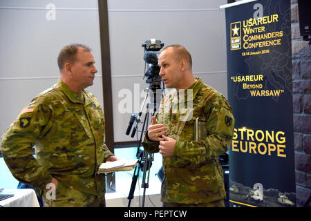 Generalleutnant Ben Hodges, U.S. Army Europe kommandierenden General (Links) zu Befehl Sgt hört. Maj. Rodney J. Rhoades nach der USAREUR General Douglas MacArthur Leadership Award Ceremony 2015 Jan. 13, 2016, auf Lehm Kaseren in Wiesbaden, Deutschland. (U.S. Armee Foto von visuellen Informationen Spezialist Dee Crawford/Freigegeben) Stockfoto