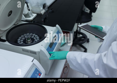 Labortechniker mit kühlzentrifuge Maschine Stockfoto