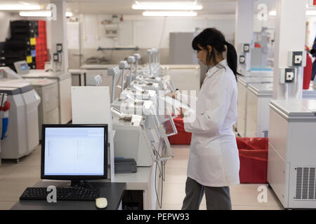 Labortechniker schreiben auf Zwischenablage Stockfoto