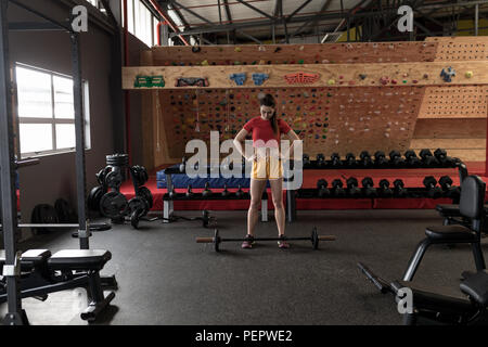 Frau, Vorbereiten der Hantel heben Sie im Fitness-Studio Stockfoto