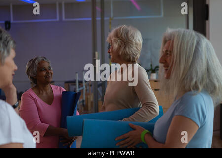 Gruppe von älteren Frauen mit einander interagieren Stockfoto