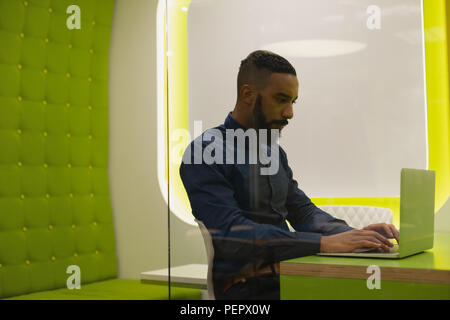 Geschäftsmann mit Laptop, Schreibtisch Stockfoto