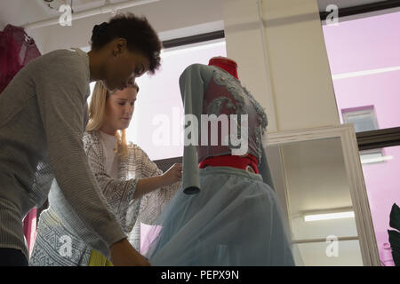 Fashion Designer dressing Mannequin Stockfoto