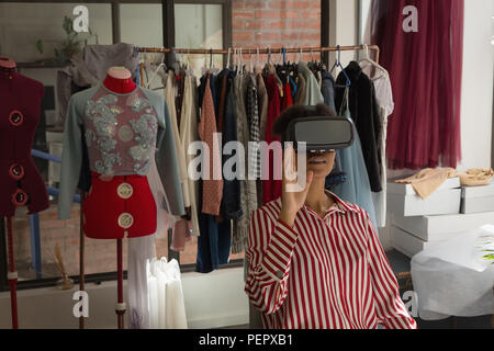 Fashion Designer über Virtual reality Headset Stockfoto