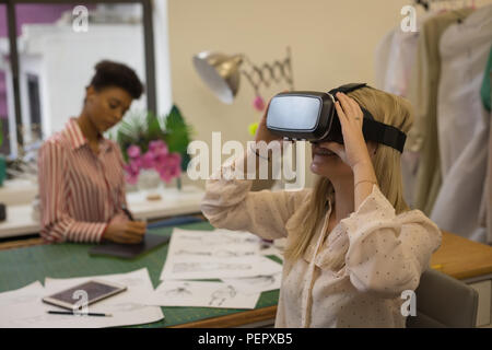 Fashion Designer über Virtual reality Headset Stockfoto