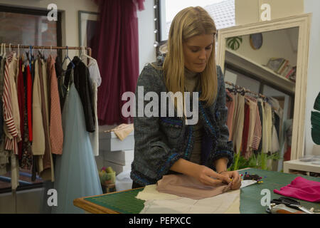 Fashion Designer pinning auf Gewebe in der Mode studio Stockfoto