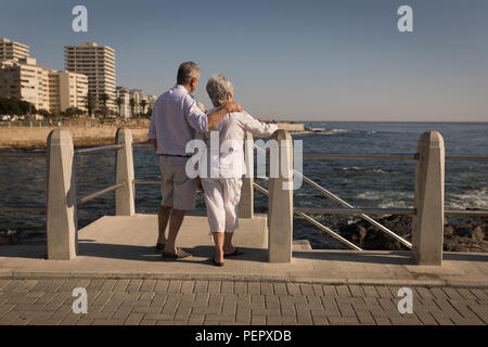 Senior Paar in der Nähe von Meer an der Promenade Stockfoto