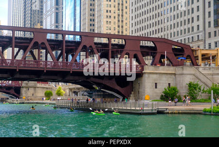 Chicago River mit dem Riverwalk und umliegende Downtown Architektur im Sommer, Chicago, Illinois, USA Stockfoto