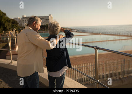 Senior Paar stehend an der Promenade in der Nähe von Meer Stockfoto