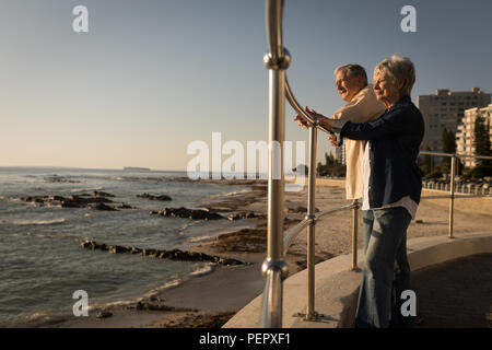 Senior Paar stehend an der Promenade in der Nähe von Meer Stockfoto