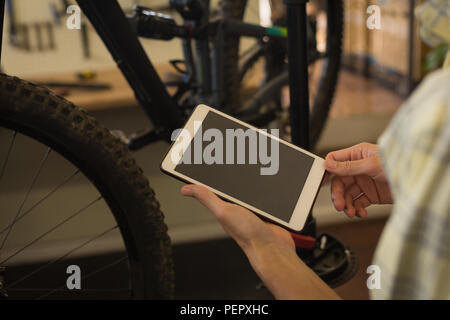 Mann mit digital-Tablette in Werkstatt Stockfoto