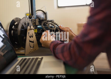 Mechaniker prüfen Fahrrad Kette Ring auf Tisch Stockfoto