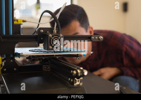 Mechaniker prüft die Maschine in der Werkstatt Stockfoto