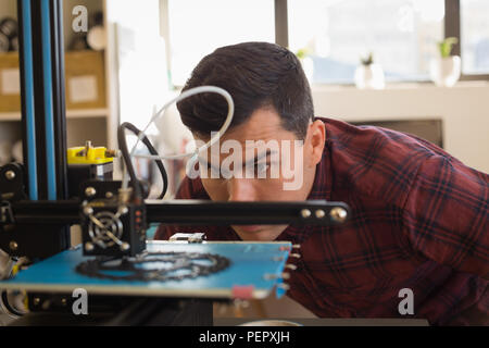 Mechaniker prüft die Maschine in der Werkstatt Stockfoto