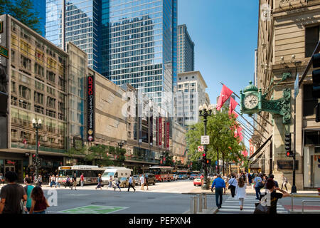 State Street und Marshall Fields mit Menschen in der Innenstadt von 'loop', Chicago, Illinois, USA Stockfoto