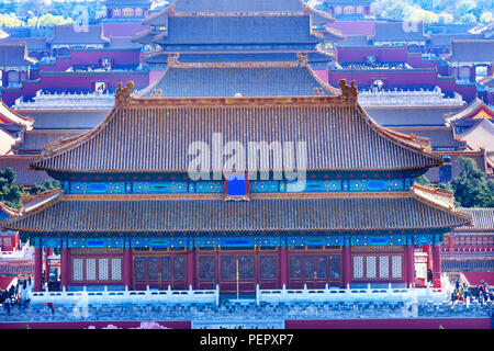 Gelbe Dächer der Verbotenen Stadt in Peking, China von Jinshang Park, mit Blick auf den Platz des Himmlischen Friedens Marken entfernt. Stockfoto