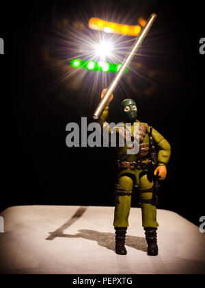 Kreative, konzeptionelle Foto eines Spielzeugsoldat Holding die indische Flagge über LED-Lichtleisten und Lens Flare von künstlichen weißes Licht erzeugt. Stockfoto