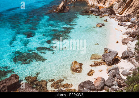 Versteckten leeren Strand mit klarem, türkisfarbenem Meerwasser in der Nähe von weißen Felsen in den berühmten Strand von Platys und Makrys Gialos, Argostoli, Cefalonia, Ionische Inseln, Griechenland Stockfoto