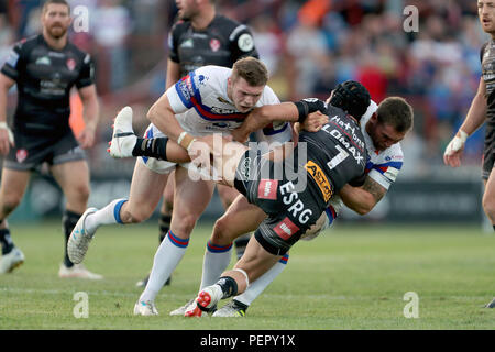 Saint Helens Jonny Lomax ist während der Super League Spiel im Belle Vue, Wakefield in Angriff genommen. Stockfoto