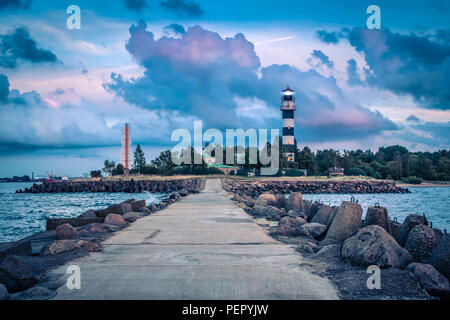 Leuchtturm an der Einfahrt in den Hafen von Riga am Abend nach Sonnenuntergang, im Sommer Stockfoto