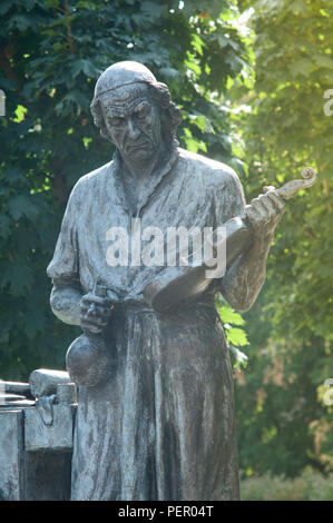 Italien, Lombardei, Cremona, Piazza Guglielmo Marconi Platz, Bronze Statue Antonio Stradivari von Gianfranco Paulli Stockfoto