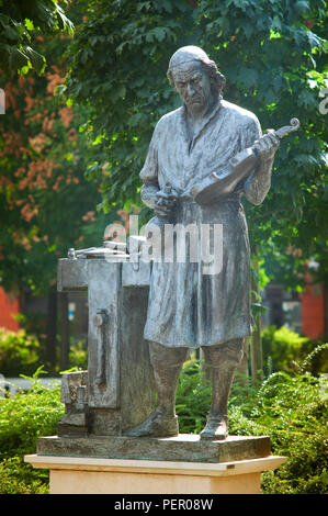 Italien, Lombardei, Cremona, Piazza Guglielmo Marconi Platz, Bronze Statue Antonio Stradivari von Gianfranco Paulli Stockfoto