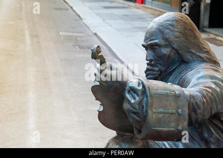 Italien, Lombardei, Cremona, Corso Giuseppe Garibaldi Street, Statue Antonio Stradivari vor seinem Haus, Hochzeitssuite Stockfoto