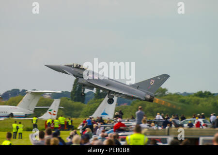 RAF Royal Air Force Eurofighter Typhoon F2 Jet fighter plane vom 29 Squadron in London Southend Airport für die southend Airshow. Mit Masse Stockfoto