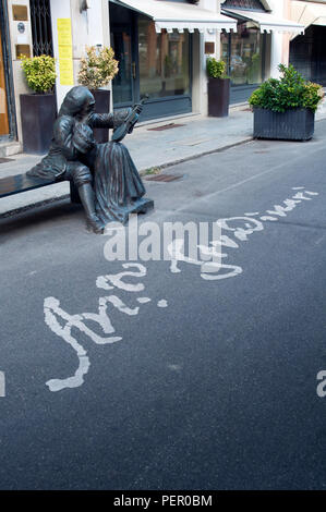 Italien, Lombardei, Cremona, Corso Giuseppe Garibaldi Street, Statue Antonio Stradivari vor seinem Haus, Hochzeitssuite Stockfoto