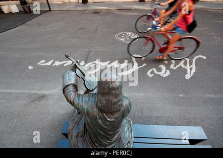 Italien, Lombardei, Cremona, Corso Giuseppe Garibaldi Street, Statue Antonio Stradivari vor seinem Haus, Hochzeitssuite Stockfoto