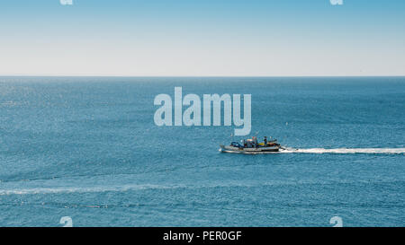Minimalistische Fischerboot Rückkehr nach Hause Hafen mit Möwen in Portugal Stockfoto