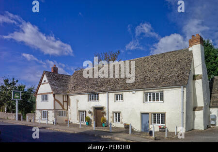 Die Außenseite des 15. Jahrhunderts White Hart Pub, Fyfield, Oxfordhsire, Großbritannien Stockfoto