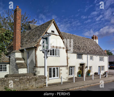 Die Außenseite des 15. Jahrhunderts White Hart Pub, Fyfield, Oxfordhsire, Großbritannien Stockfoto