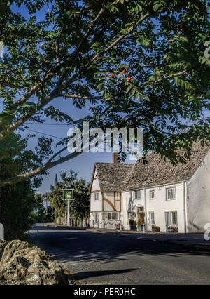 Die Außenseite des 15. Jahrhunderts White Hart Pub, Fyfield, Oxfordhsire, Großbritannien Stockfoto