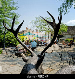 Der Garten des White Hart Pub/Restaurant in Fyfield, Oxfordshire Stockfoto